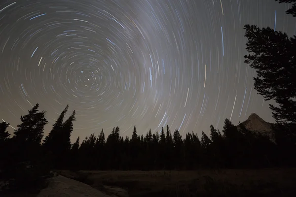 Sternenhimmel mit kreisförmigen Sternenspuren und verschwommener Milchstraße — Stockfoto