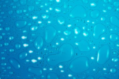 Su bardağa düşer.