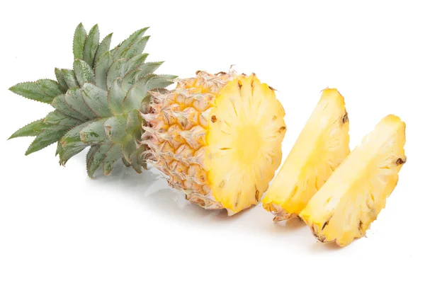 Piña con rodajas aisladas — Foto de Stock