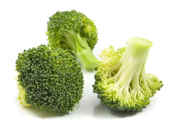 Broccoli geïsoleerd op witte achtergrond — Stockfoto