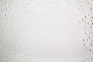 Su bardağa düşer.