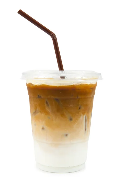Café gelado com palha em copo de plástico isolado — Fotografia de Stock
