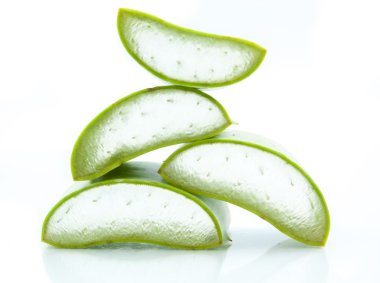 vers blad Aloë vera geïsoleerd