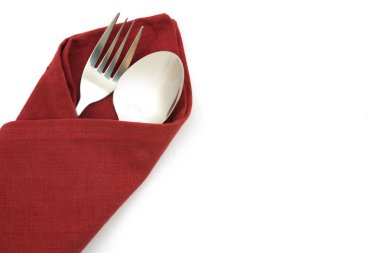 çatal ve bıçak izole kırmızı peçete üzerinde