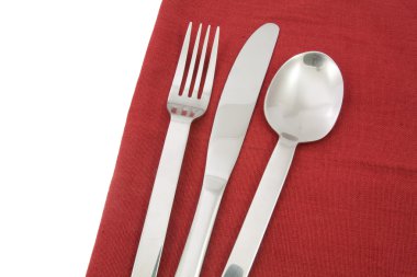 çatal ve bıçak izole kırmızı peçete üzerinde