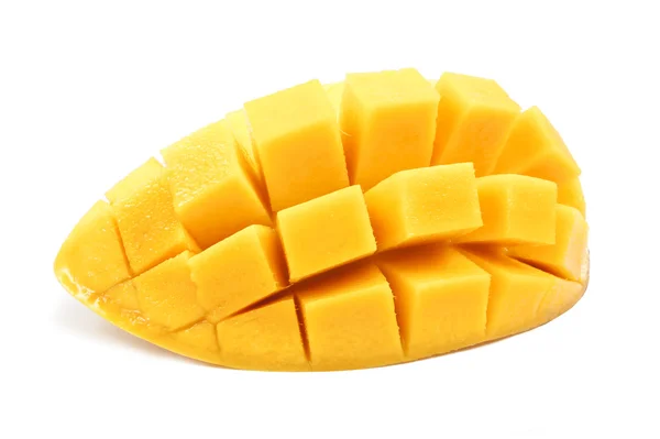 Mango slice tillskurna kuber på nära håll isolerade — Stockfoto