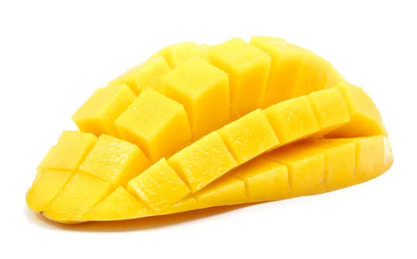 Mango slice tillskurna kuber på nära håll isolerade — Stockfoto