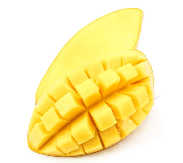 Mango segment op blokjes gesneden close-up geïsoleerd — Stockfoto