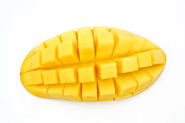 På top mango skiva tillskurna kuber närbild isolerade — Stockfoto