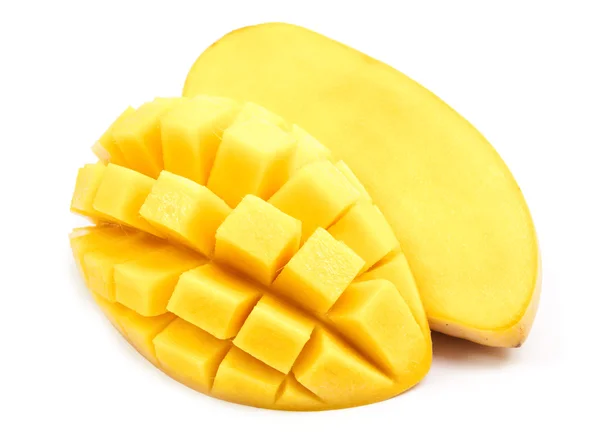 Mango slice tillskurna kuber på nära håll isolerade — Stockfoto