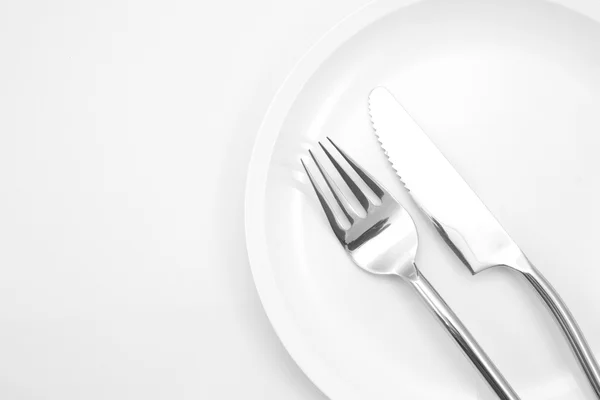 Teller mit Gabel und Messer isoliert — Stockfoto