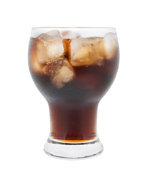 Cola w szklance z lodem na białym tle — Zdjęcie stockowe