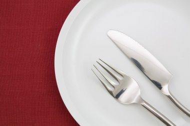 Çatal ve bıçakla kaplanmış. 