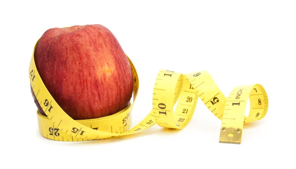 Verse appel met meetlint geïsoleerd — Stockfoto