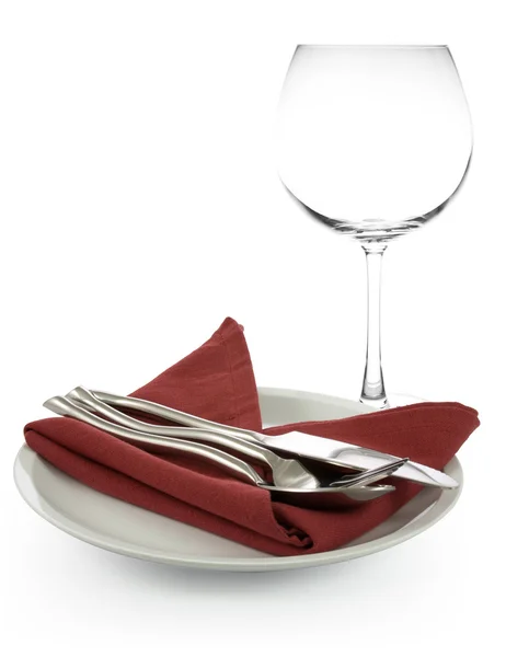 Fourchette et couteau sur serviette rouge et verres à vin isolés — Photo