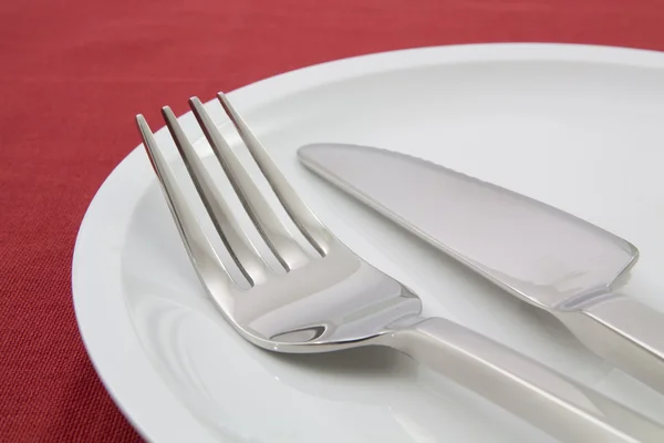 Tallrik med gaffel och kniv — Stockfoto