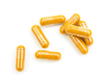 WHI üzerinde izole bir şişe dışarı dökülmesini ot zerdeçal kapsül