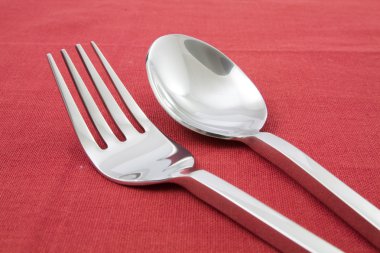 çatal ve kaşık kırmızı masa örtüsü