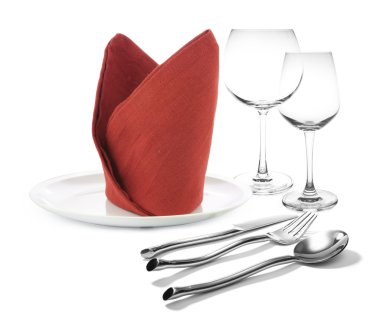 çatal ve bıçak kırmızı peçete ve izole ayaklı büyük kadehler