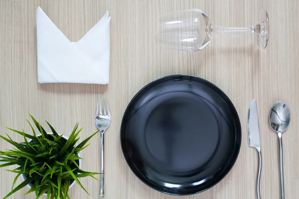 Tabla de ajuste de arriba elegante plato vacío cubiertos servilleta y — Foto de Stock