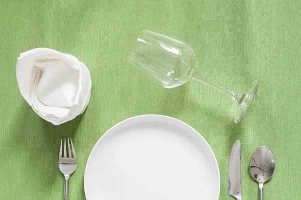 Lugar de la cena estableciendo un plato negro con tenedor de plata y cuchara en — Foto de Stock