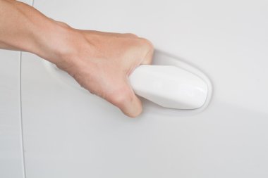 Açık arabanın kapısını kapat