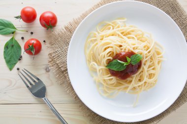 Spagetti domates fesleğen İtalyan otlar ile