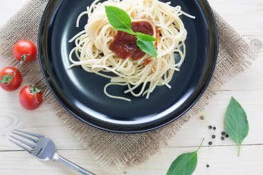 Spagetti ile taze domates fesleğen İtalyan otlar o arka çanak üzerinde