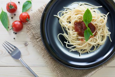 Spagetti ile taze domates fesleğen İtalyan otlar o arka çanak üzerinde