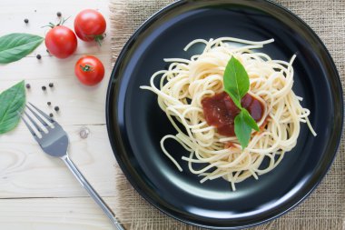 Spagetti ile taze domates fesleğen İtalyan otlar o arka çanak üzerinde