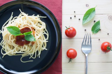 Spagetti ile taze domates fesleğen İtalyan otlar o arka çanak üzerinde