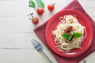 Spagetti ile taze domates fesleğen İtalyan otlar o arka çanak üzerinde