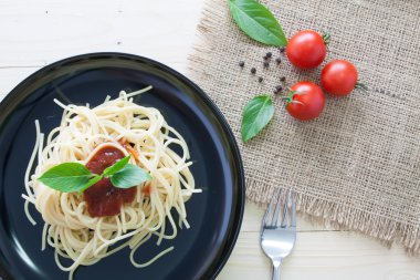 Spagetti ile taze domates fesleğen İtalyan otlar o arka çanak üzerinde