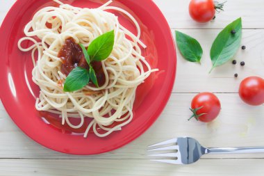 Spagetti ile taze domates fesleğen İtalyan otlar o arka çanak üzerinde