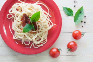 Spagetti ile taze domates fesleğen İtalyan otlar o arka çanak üzerinde