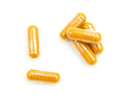 WHI üzerinde izole bir şişe dışarı dökülmesini ot zerdeçal kapsül