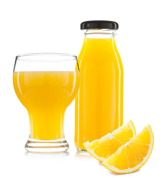 Бутылка апельсинового сока и ломтики апельсина — стоковое фото