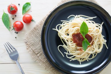 Spagetti ile taze domates fesleğen İtalyan otlar o arka çanak üzerinde