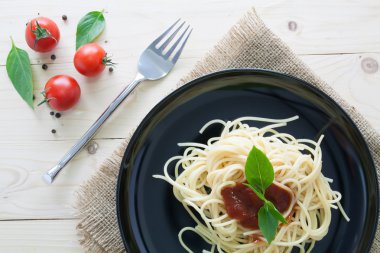 Spagetti ile taze domates fesleğen İtalyan otlar o arka çanak üzerinde