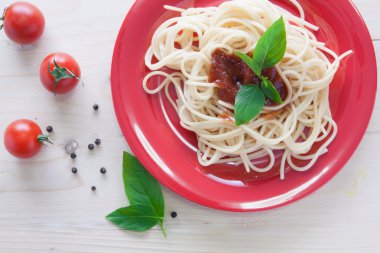 Spagetti ile taze domates fesleğen İtalyan otlar o arka çanak üzerinde