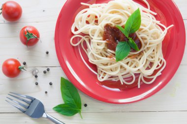 Spagetti ile taze domates fesleğen İtalyan otlar o arka çanak üzerinde