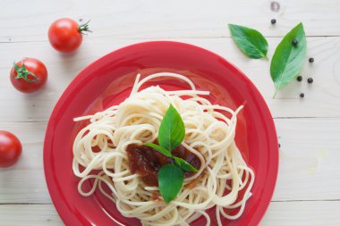 Spagetti ile taze domates fesleğen İtalyan otlar o arka çanak üzerinde