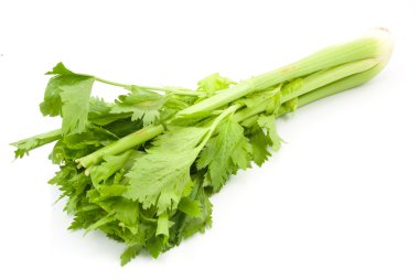 Kereviz beyaz arkaplanda izole edildi