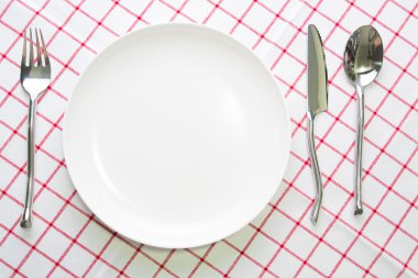 Beyaz bıçak tabak ve çatal kaşık kırmızı işaretli masa örtüsü