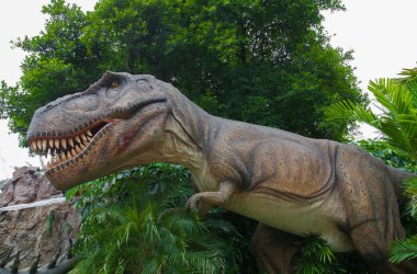 dinozor orman arka planda