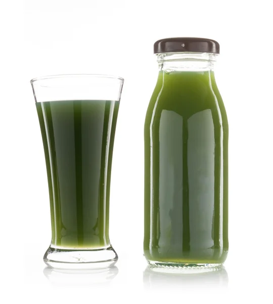 Zielonych warzyw w szklance na białym tle — Zdjęcie stockowe