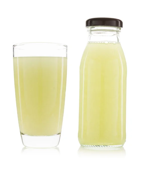 Glas und Flasche Guaven-Saft isoliert — Stockfoto