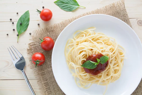 Spaghetti met verse tomaten basilicum Italiaanse kruiden — Stockfoto