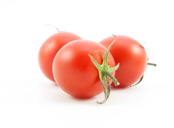 Ekologiska röda tomater på vit bakgrund — Stockfoto