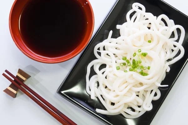 Fideos udon blancos japoneses en tazón negro —  Fotos de Stock